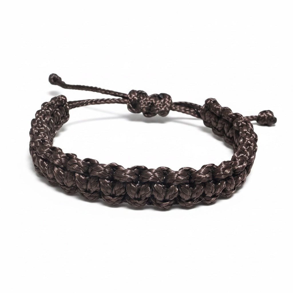 Braunes-Segeltau-Armband auf weißem Hintergrund