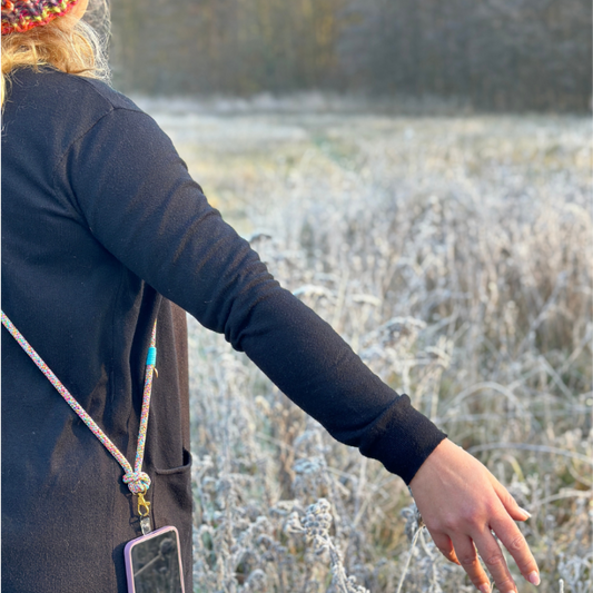 Crossbody Handykette an Frau mit normaler Statur