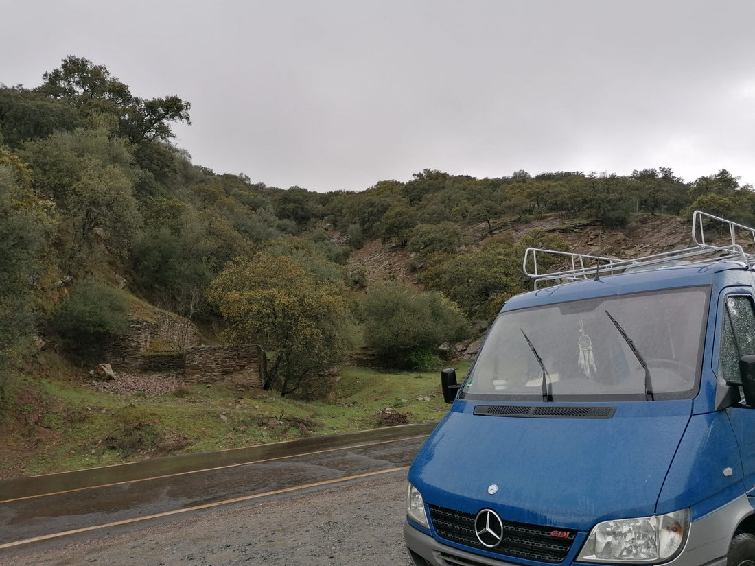 Was schenkt man Van-Reisenden? Die Vorteile einer handgemachten Handykette beim Camping & Wandern