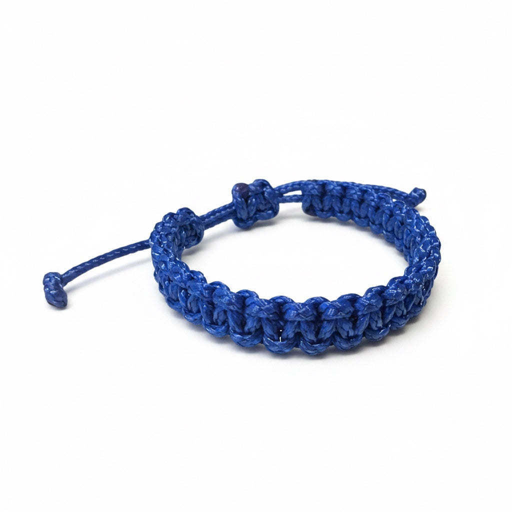 Blaues Segeltauarmband auf weißem Hintergrund