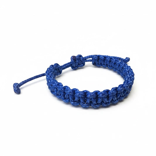 Blaues Segeltauarmband auf weißem Hintergrund