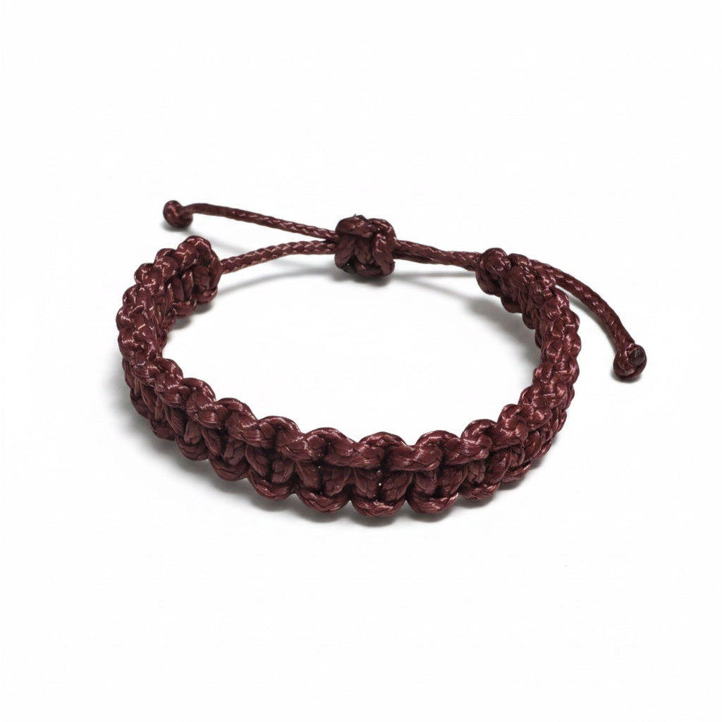 Bordeaux-Segeltau-Armband auf weißem Hintergrund