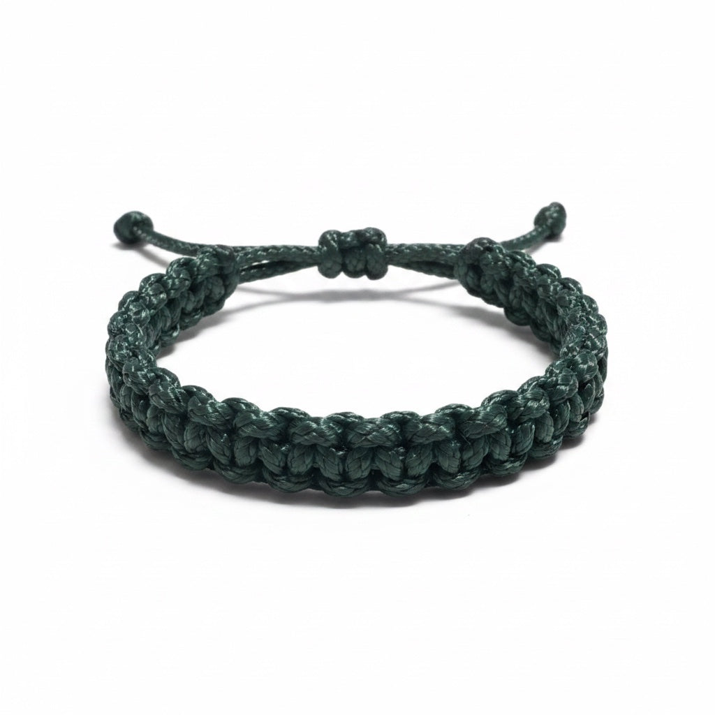 Dunkelgrünes Segeltau-Armband auf weißem Hintergrund