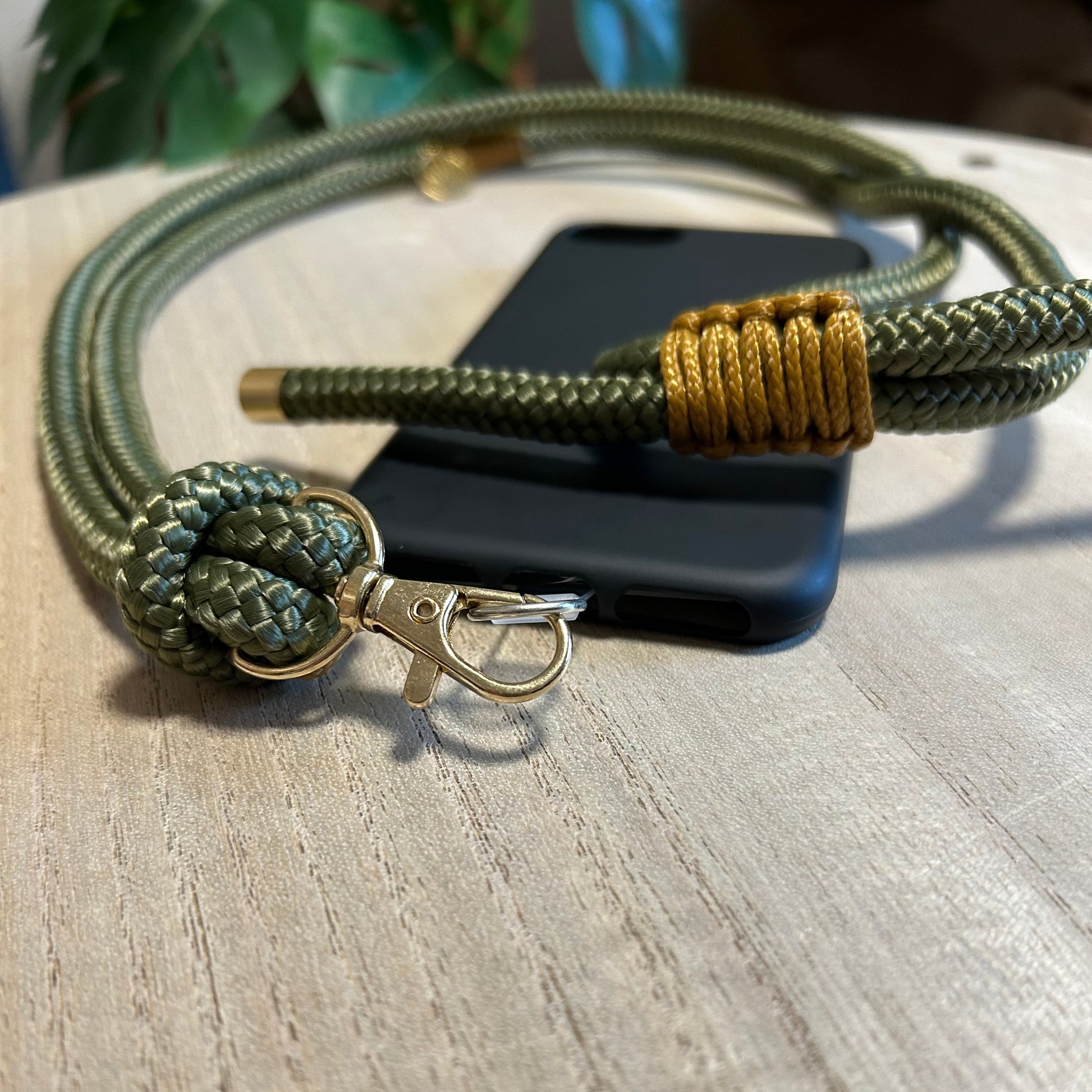 Detailansicht des Karabiners an Segeltau Handykette Khaki