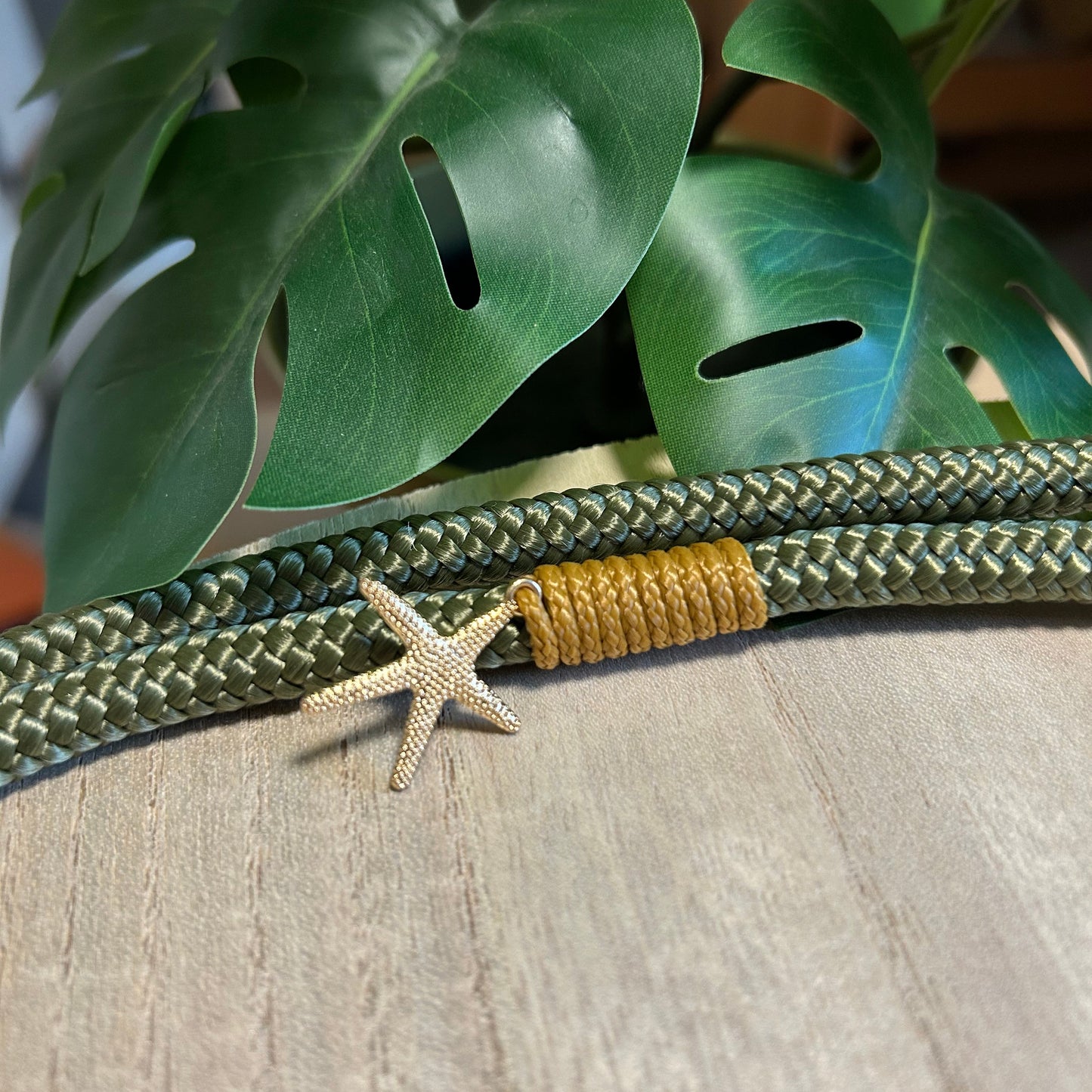 Detailansicht des Seestern Anhängers an Segeltau Handykette Khaki