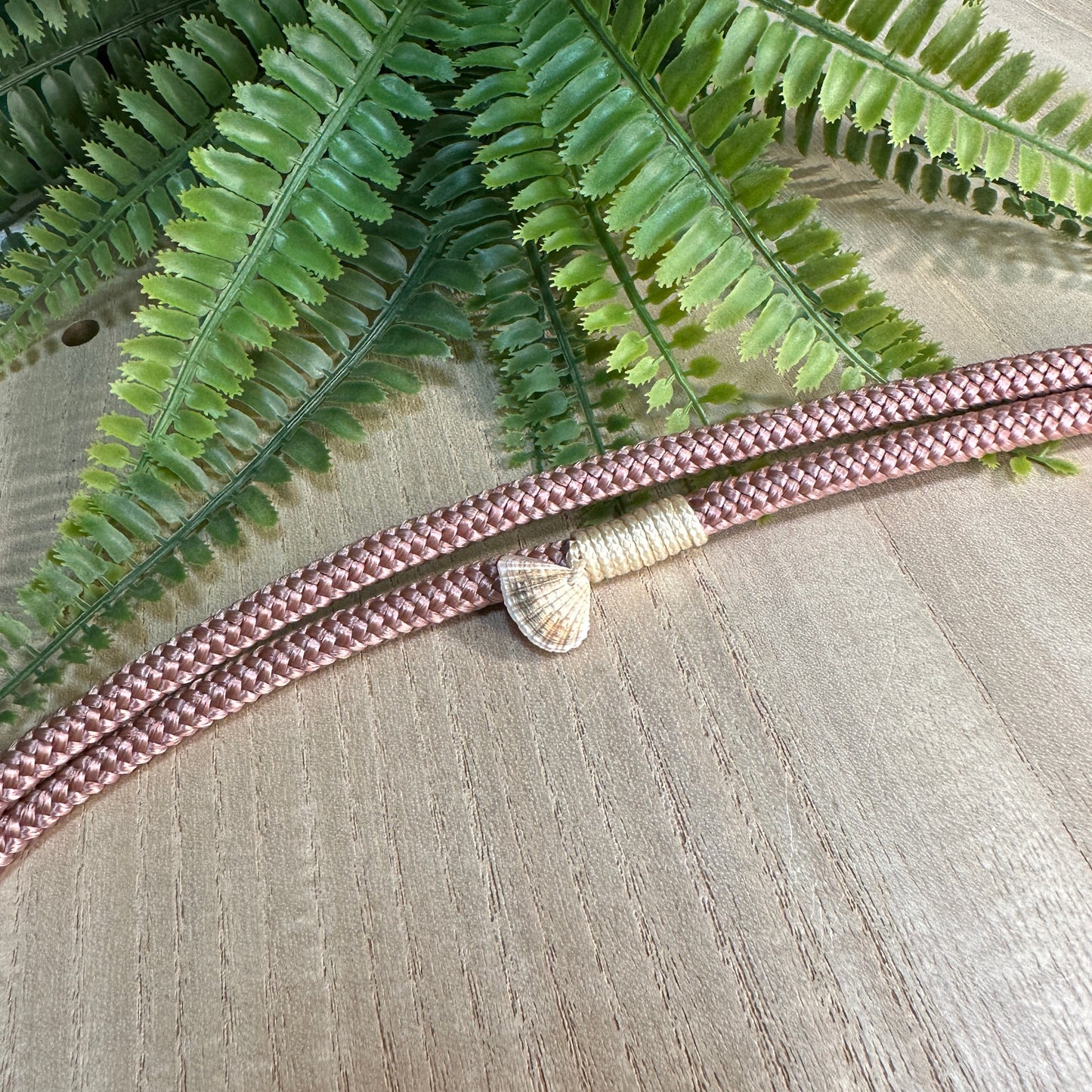 Muschelanhänger Nahaufnahme an rostbrauner/rosa Segeltau Handykette 