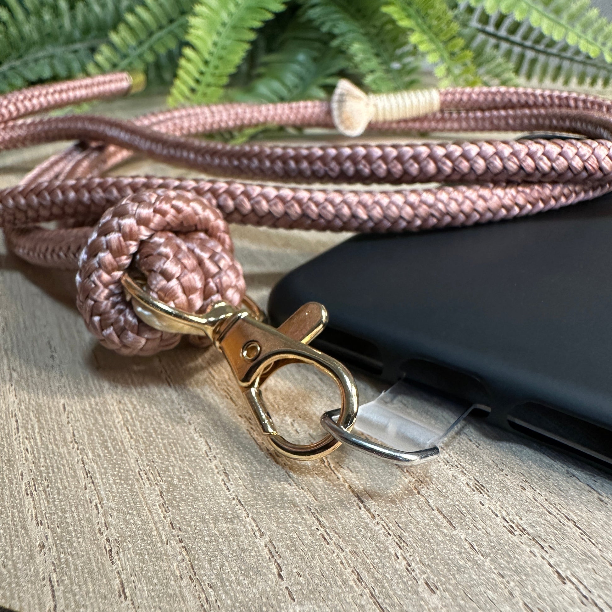 Detailansicht des goldfarbenen Karabiners an Einlagepatch für alle Smartphones, Handykette Segeltau