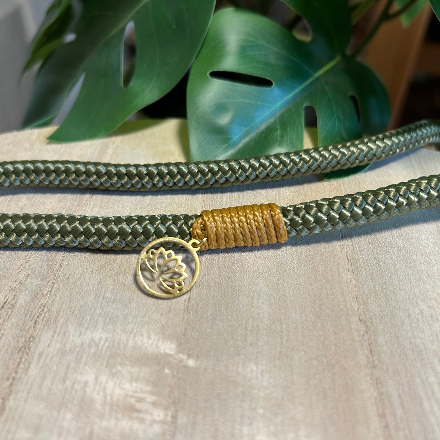 Detailansicht des Lotusblüten Anhängers an Segeltau Handykette Khaki