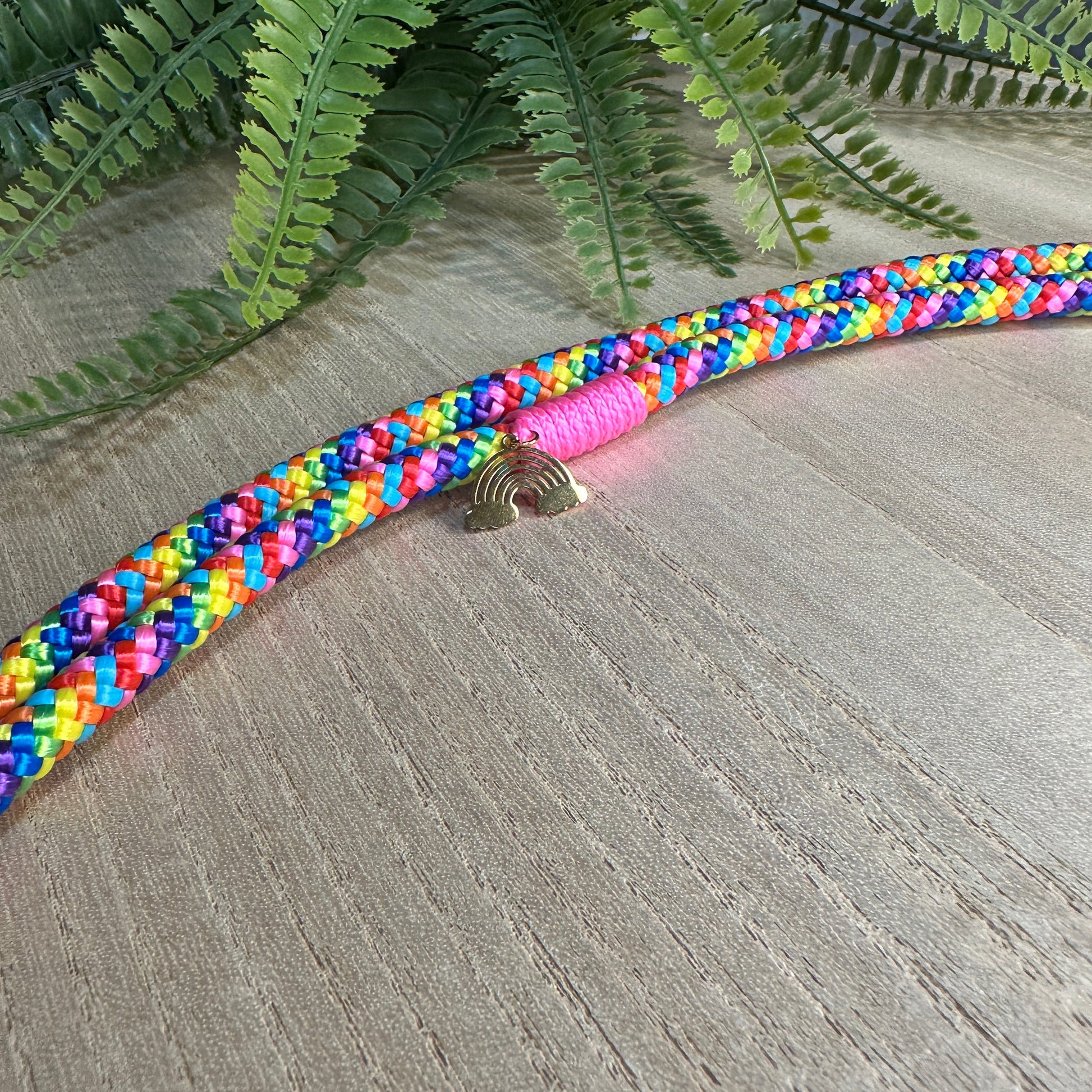 Detailbild bunte Segeltau Handykette mit Regenbogen-Anhänger