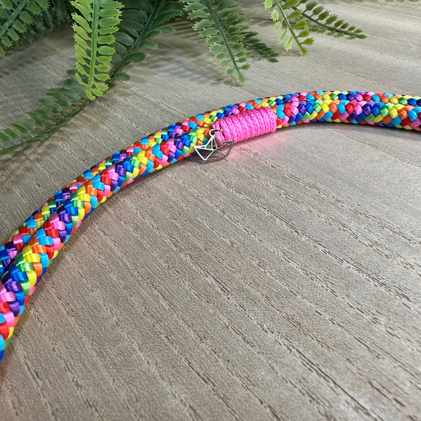 Goldenes Segelboot an bunten Handykette Bubblegum