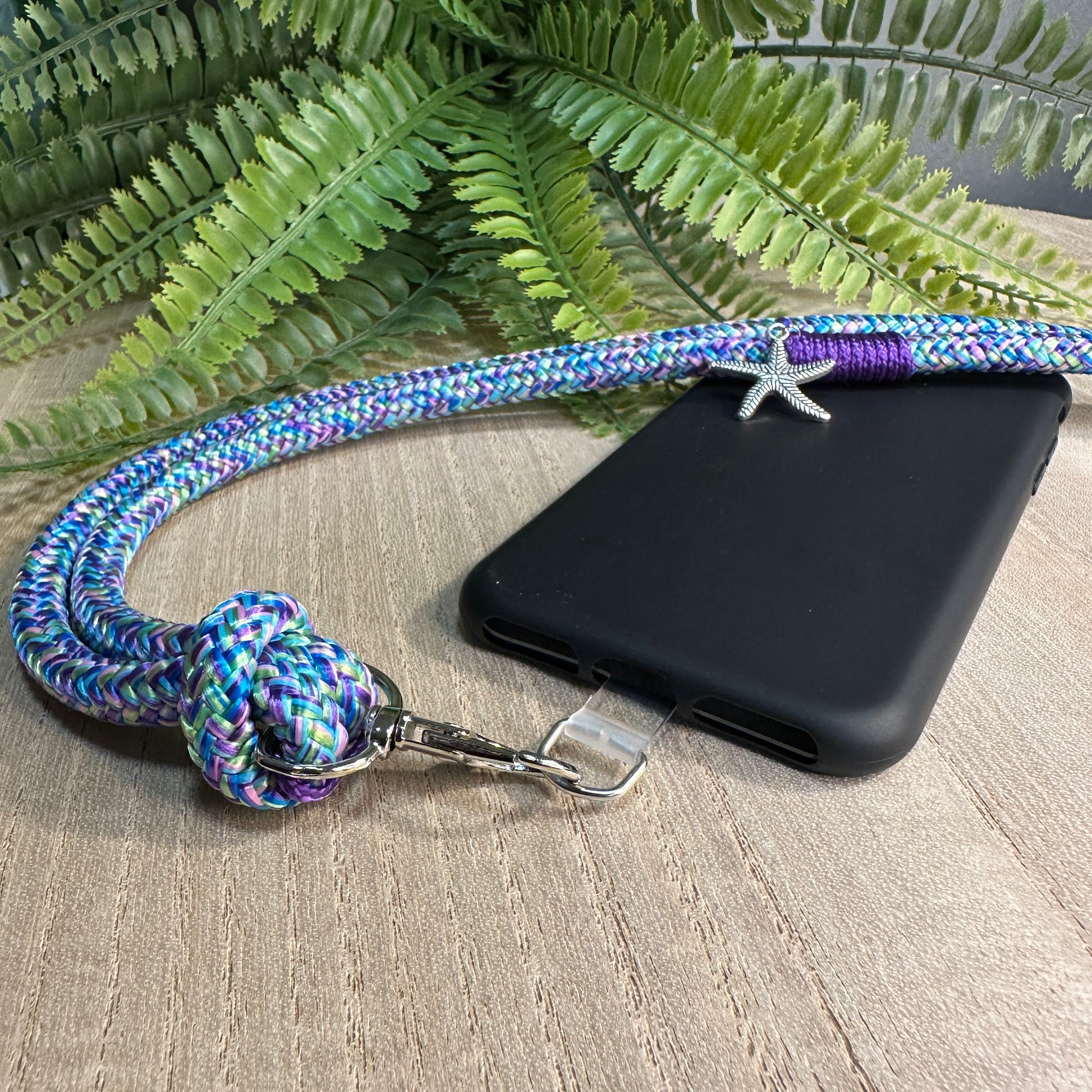 Detailanischt des Karabiner bei Handykette Mermaid