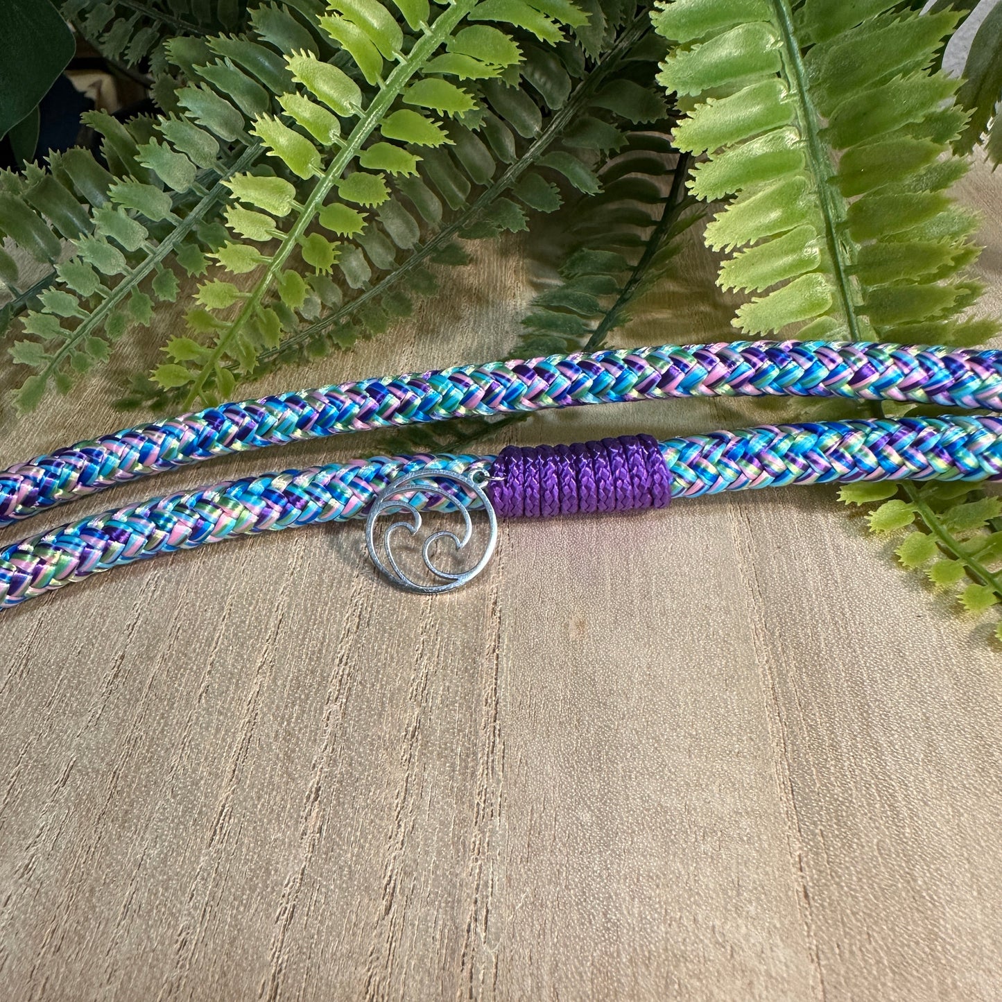 Detailbild der Segeltau Handykette Mermaid mit Wellen Anhänger