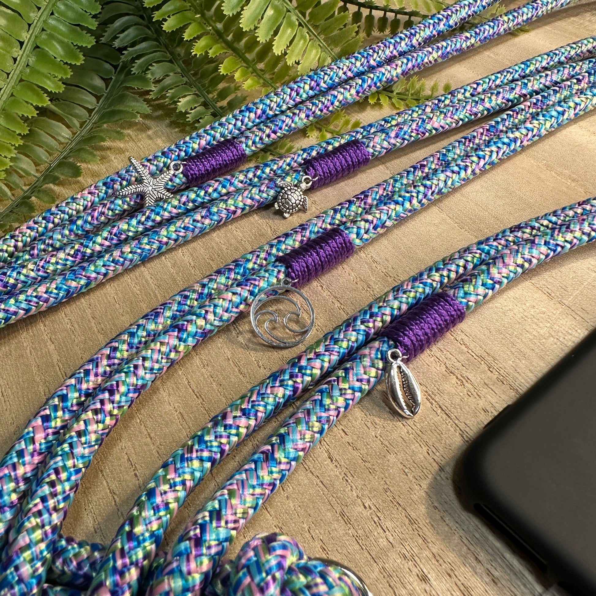Übersicht aller Segeltau Handyketten im Design Mermaid, blaue Handyketten mit silbernen maritimen Anhängern