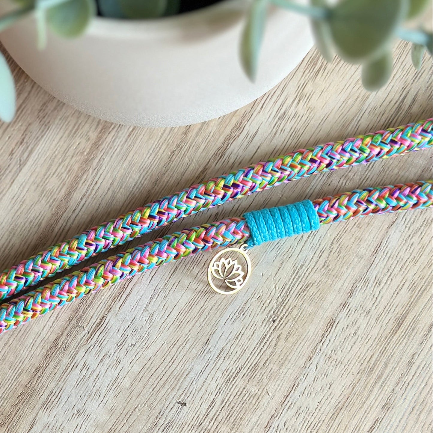 Segeltauhandykette in bunten Regenbogen Farben mit Lotusblüten-Anhänger