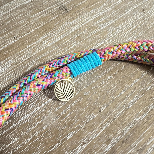Detailaufnahme Hanykette Rainbow mit Plamenblatt-Anhänger