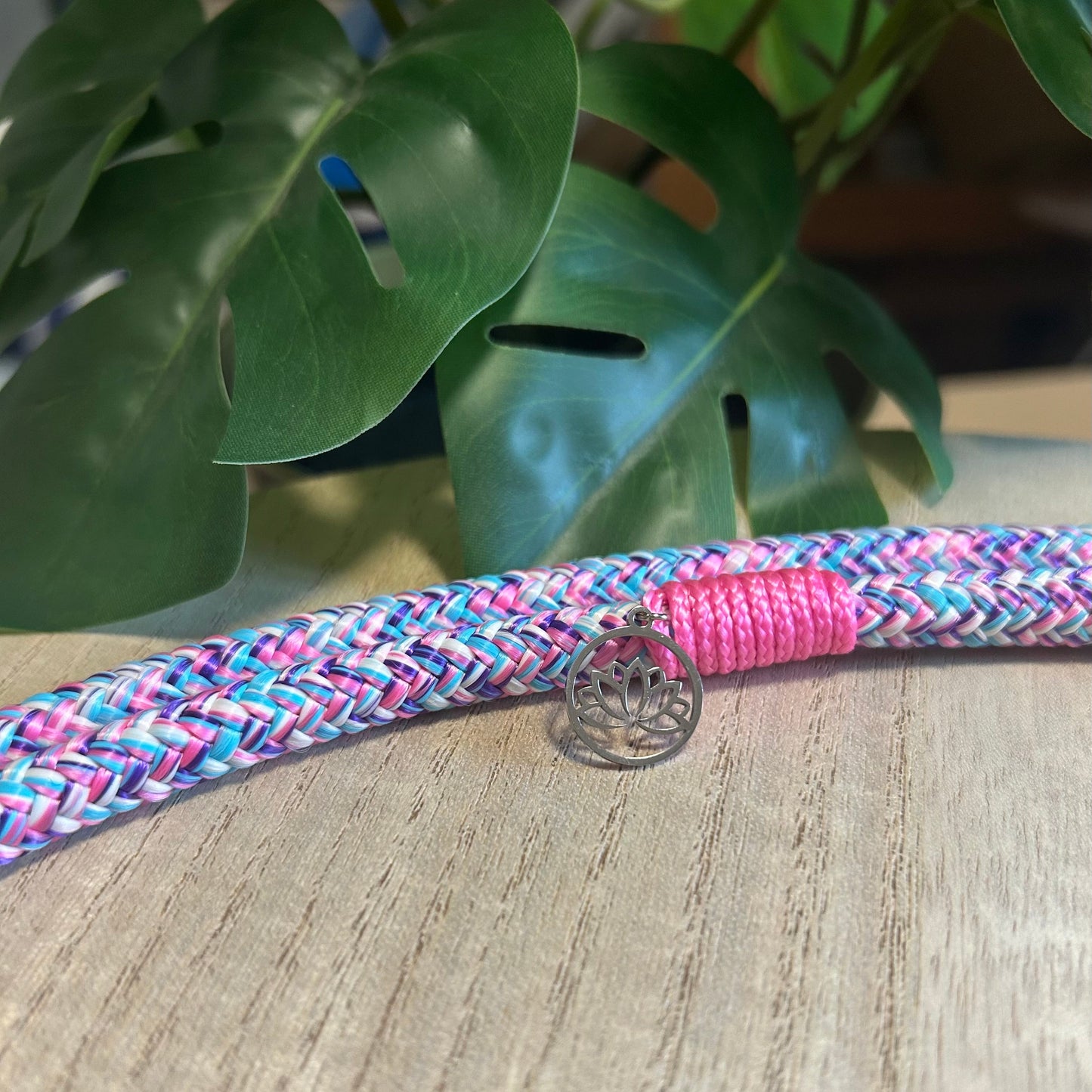 Segeltauhandykette mit lotsblüten-Anhänger in Detailansicht