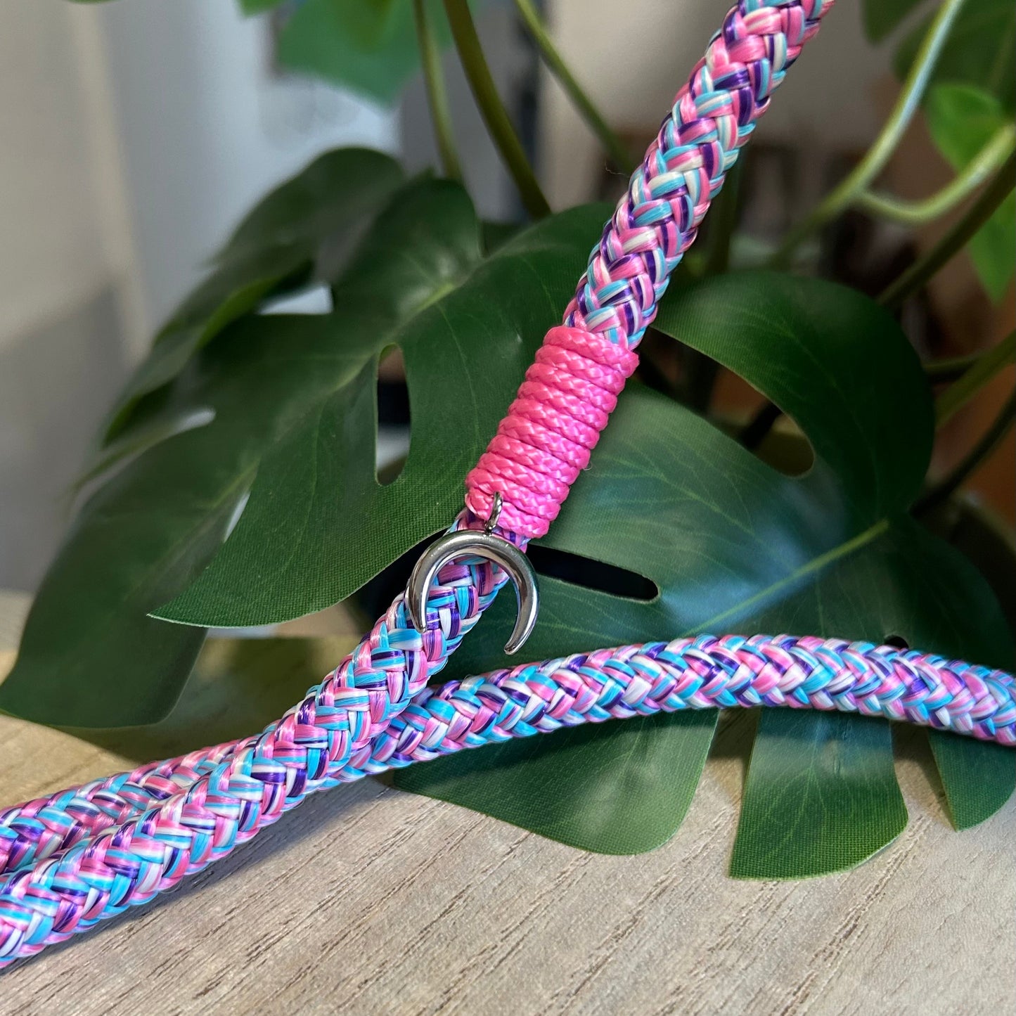 Detailansicht Mond-Anhänger an rosa Segeltau Handykette