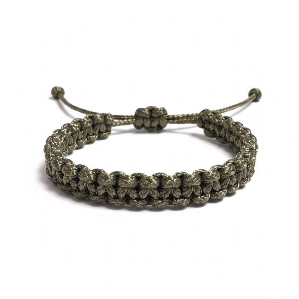 Khakiffarbenes-Segeltau-Armband auf weißem Hintergrund