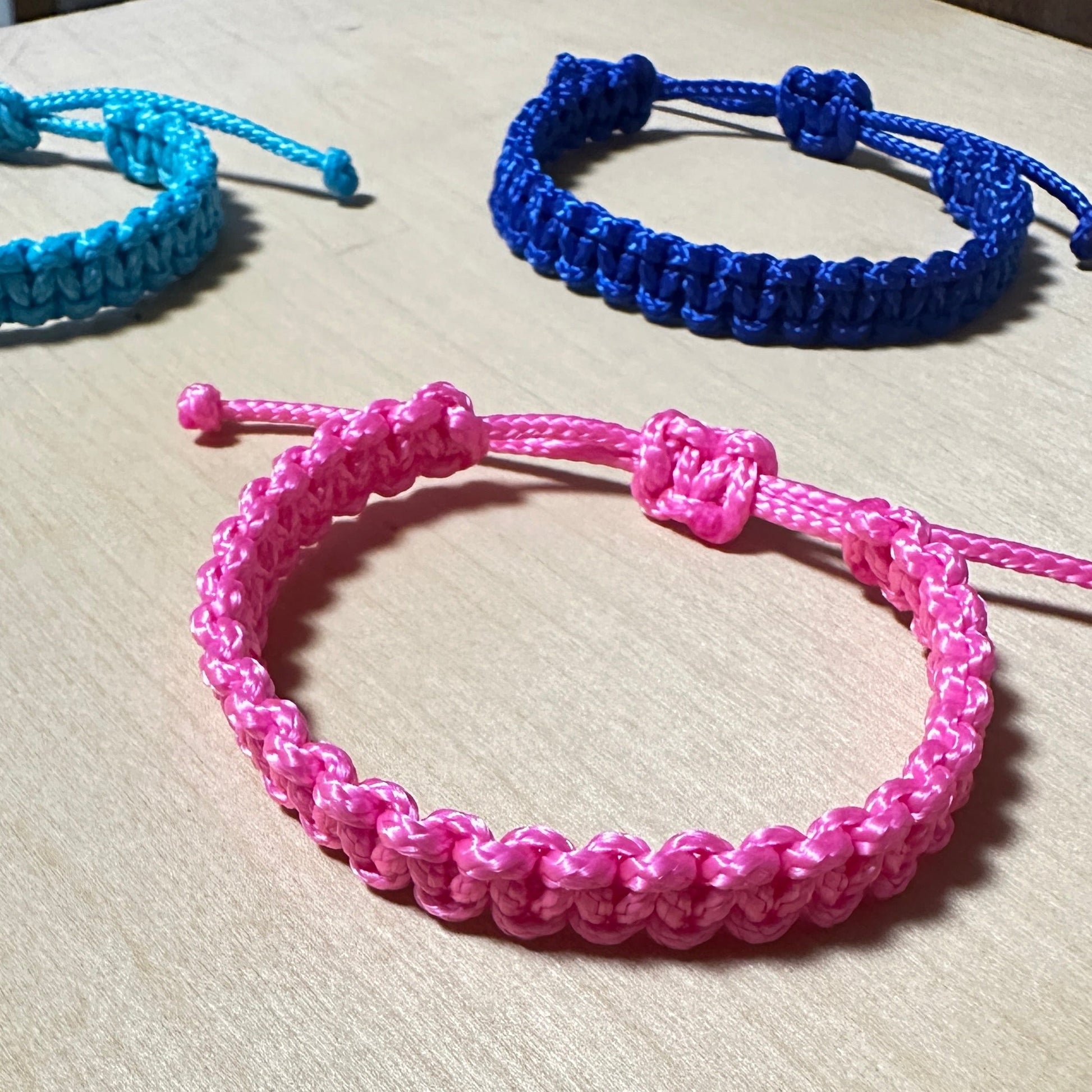 3 Makramee Armbänder aus Segeltau von Fräulein Mo in den Farben pink, blau und türkis
