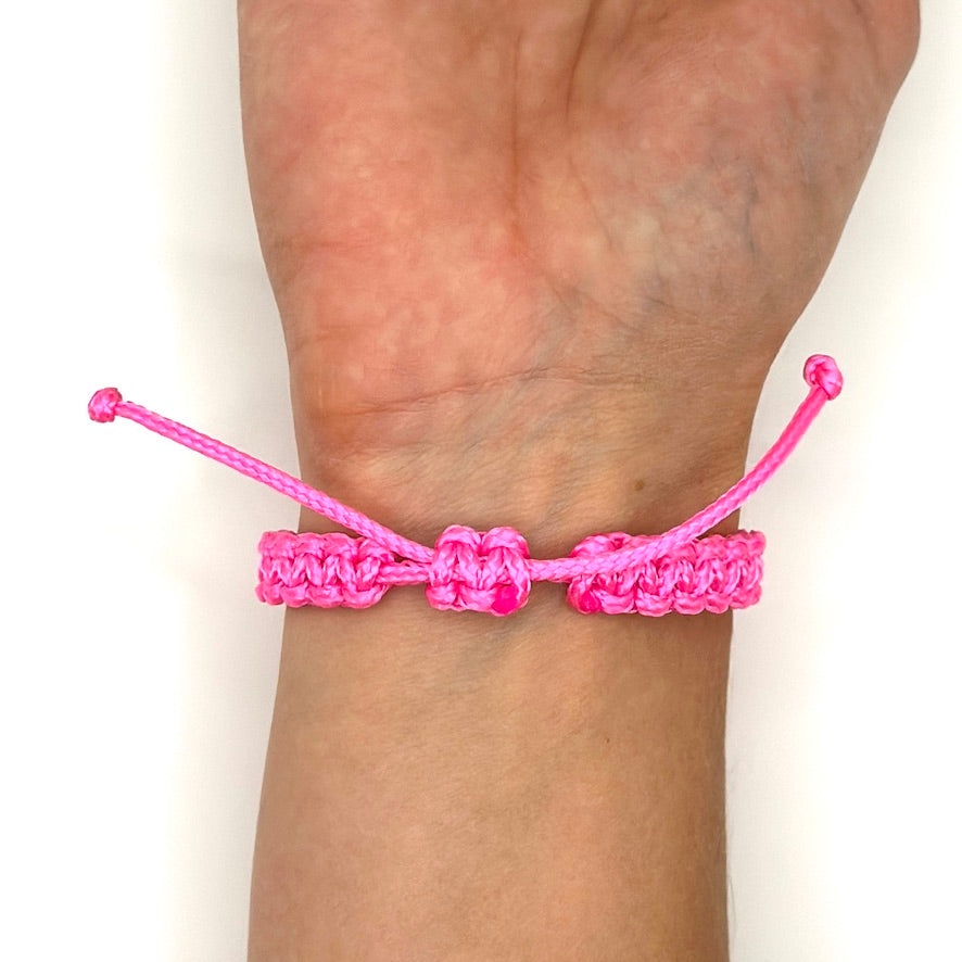 Handgelenk Rückseite zeigt den Verschluss (Schiebeknoten) des pinken Makramee-Armbands