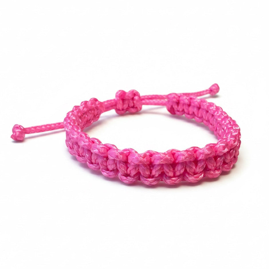 Pinkes Segeltauarmband auf weißem Hintergrund