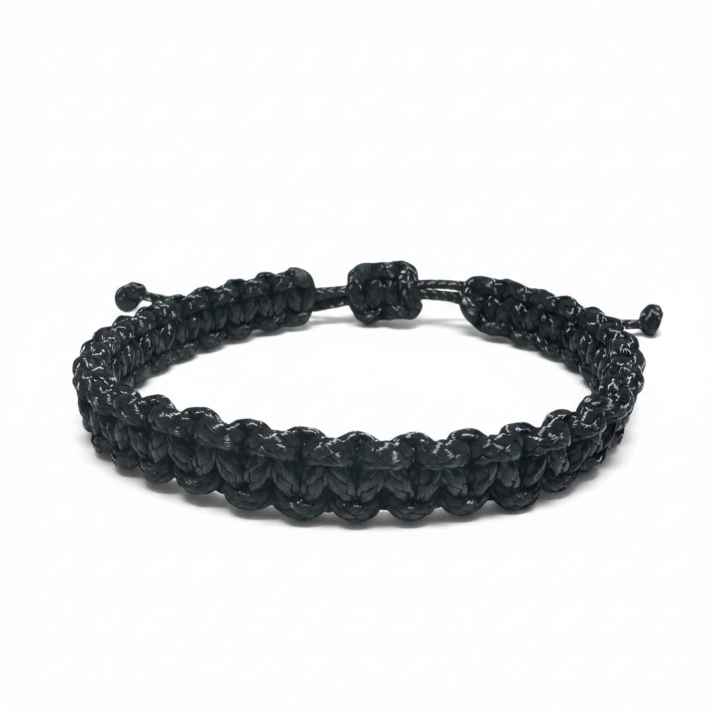 Schwarzes-Segeltau-Armband auf weißem Hintergrund