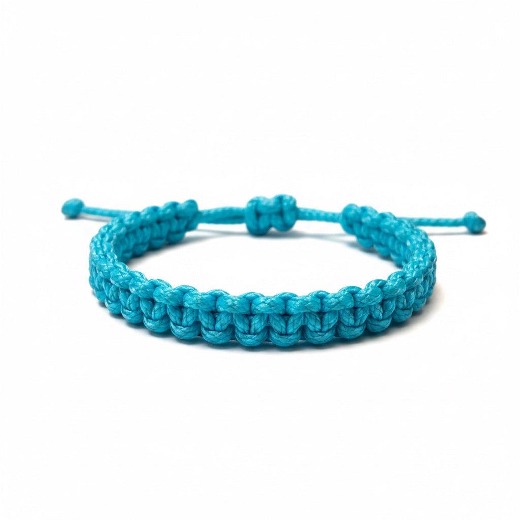 Türkises Segeltauarmband auf weißem Hintergrund