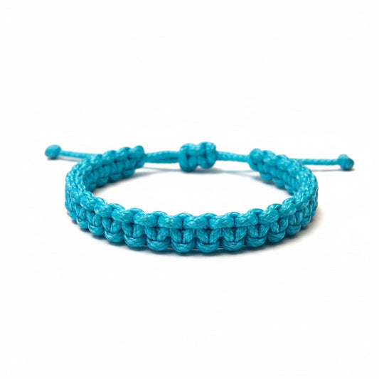 Türkises Segeltauarmband auf weißem Hintergrund