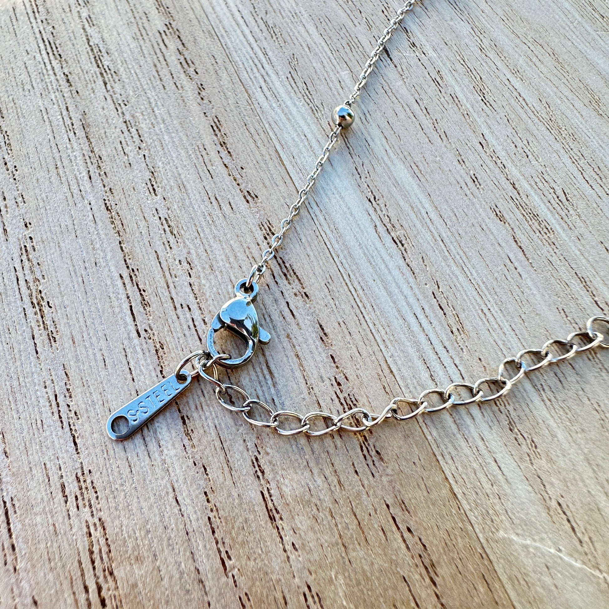 Karabiner Verschluss der silberfarbenen Dots-Halskette