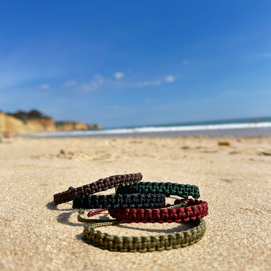 100% Wasserfestes Surferarmband am Strand von Portugal