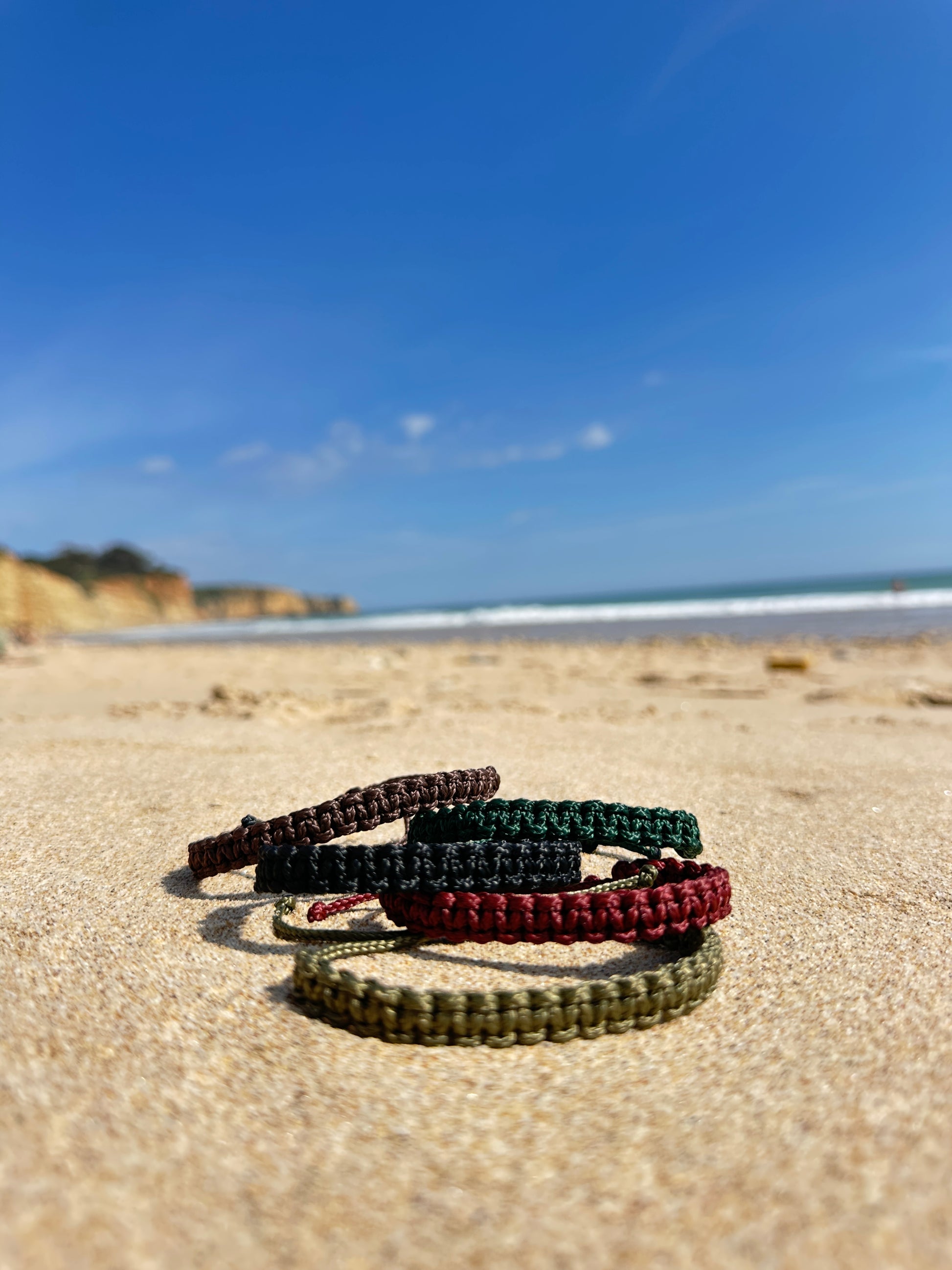 100% Wasserfestes Surferarmband am Strand von Portugal
