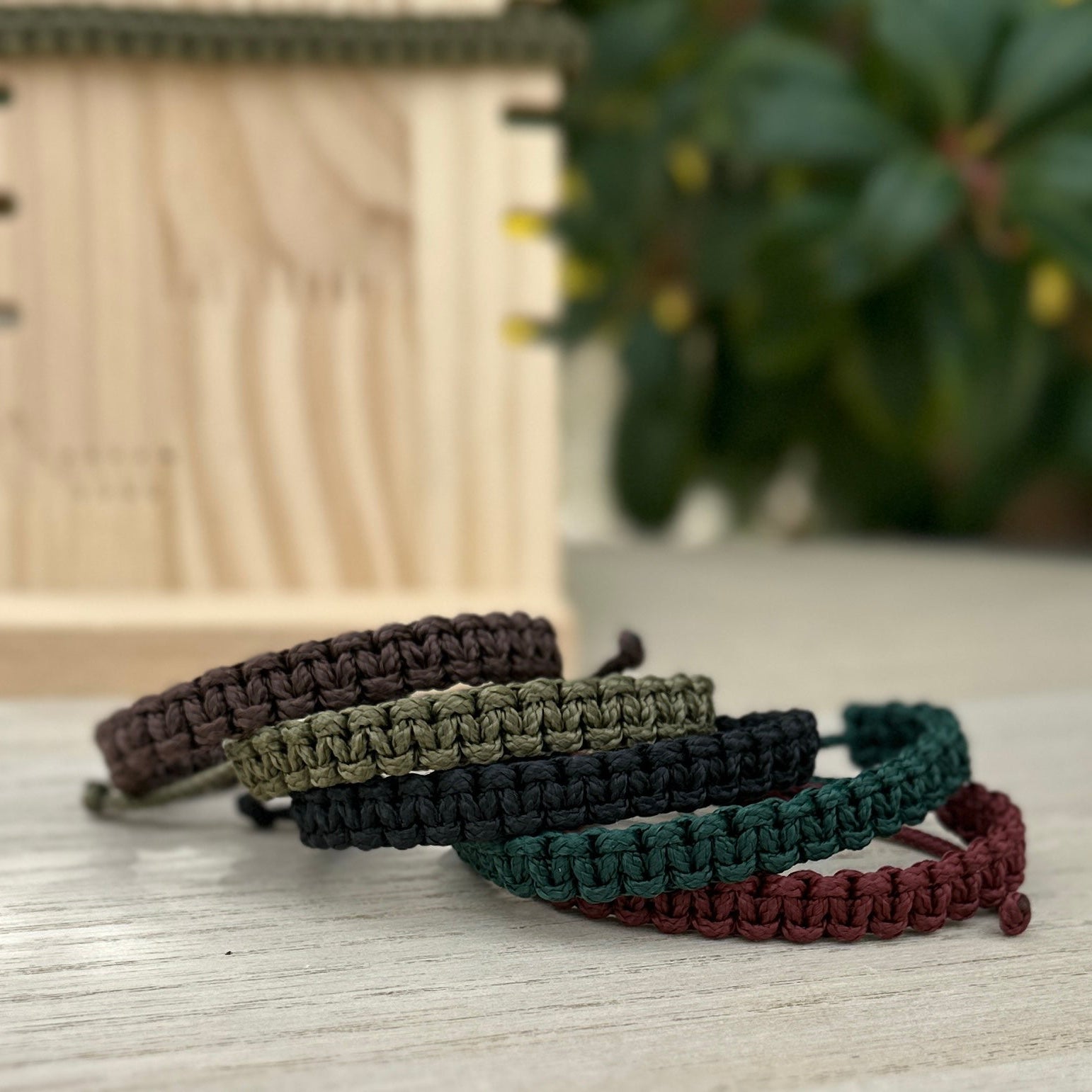 Fokus auf einen Stapel maritimer Segeltau Armbänder, handmade für den Surfer-Look.