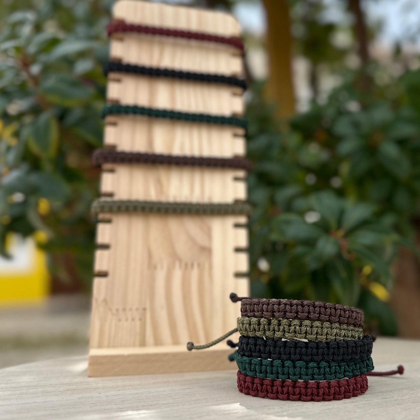 Makroaufnahme: Stapel aus handgeknüpften Segeltau Armbändern in 5 maritimen Farben.