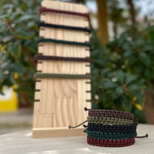 Makroaufnahme: Stapel aus handgeknüpften Segeltau Armbändern in 5 maritimen Farben.