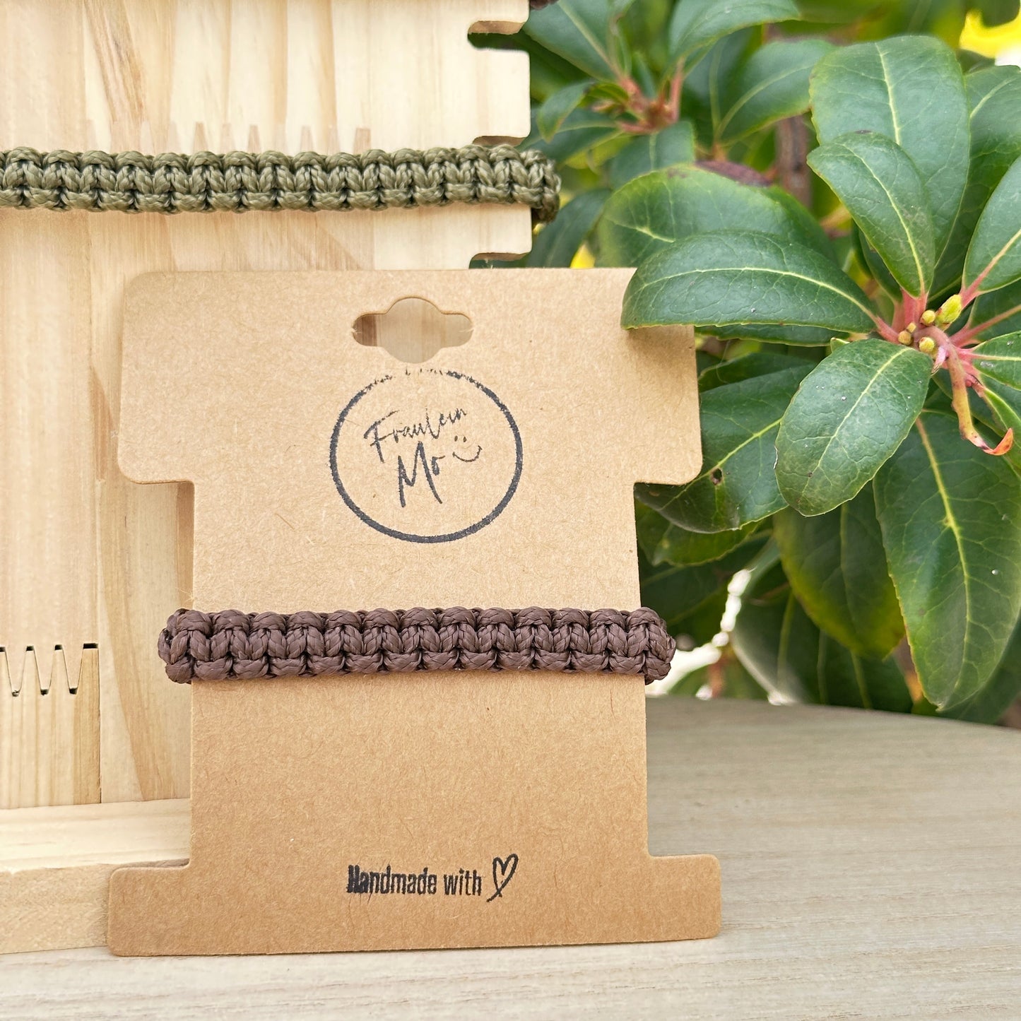 Handgemachtes Segeltau Armband in Braun auf Verpackungskarte mit Fräulein Mo Logo.