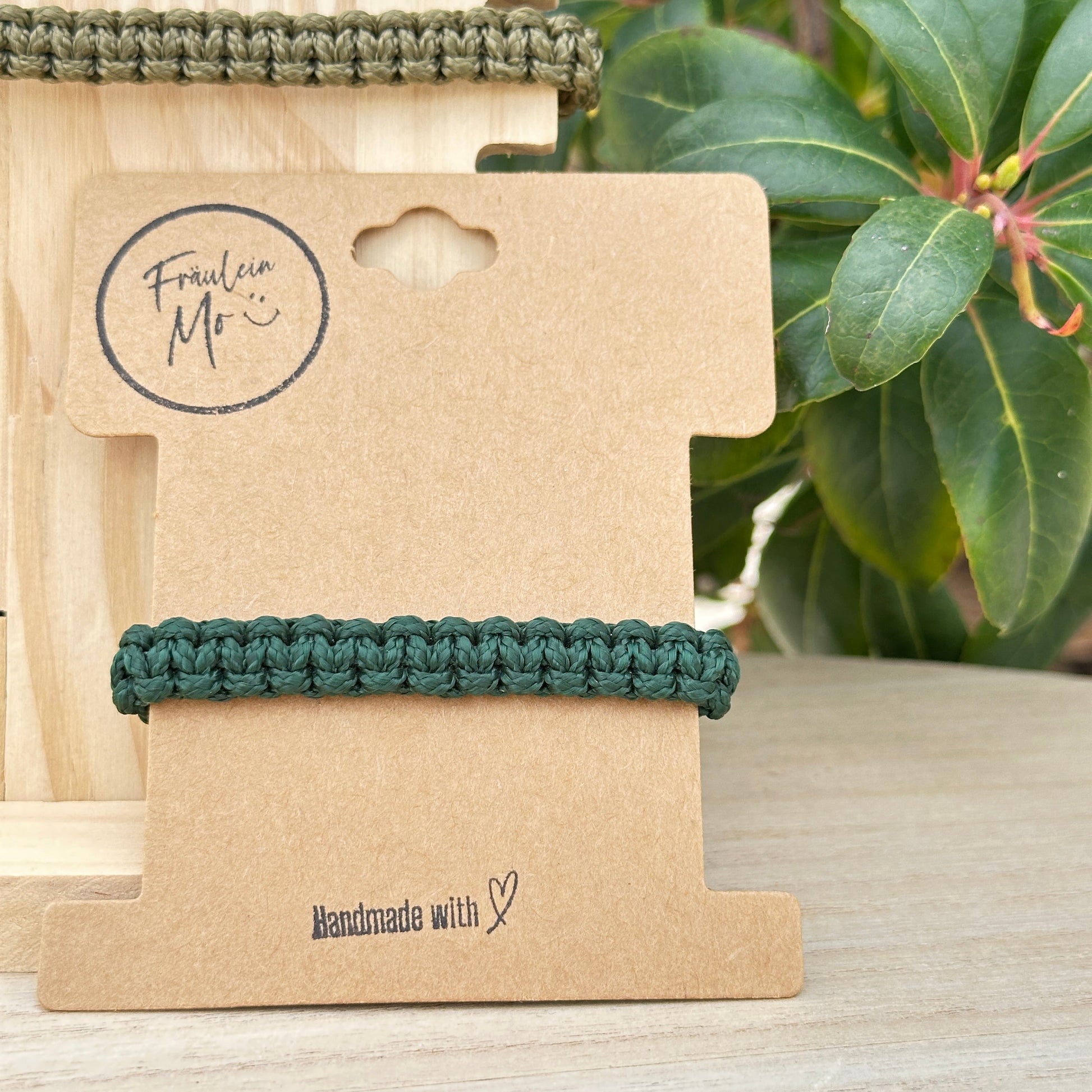 Dunkelgrünes maritime Segeltau Armband auf Fräulein Mo Verpackungskarte.
