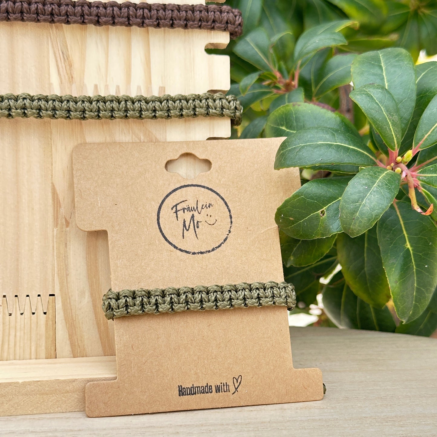 Geknüpftes Segeltau Armband in Khaki (Olive) auf Logo-Karte von Fräulein Mo.