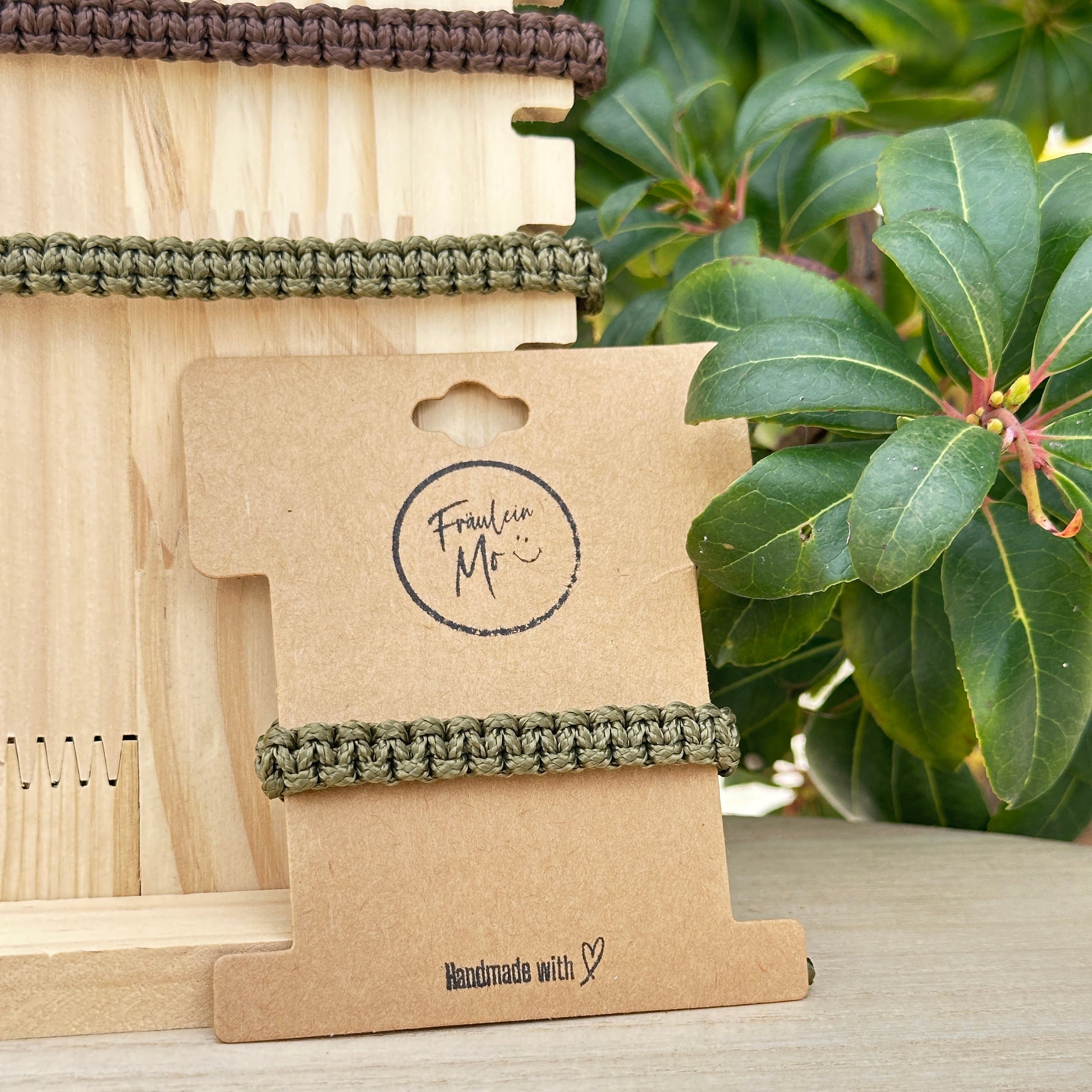 Geknüpftes Segeltau Armband in Khaki (Olive) auf Logo-Karte von Fräulein Mo.