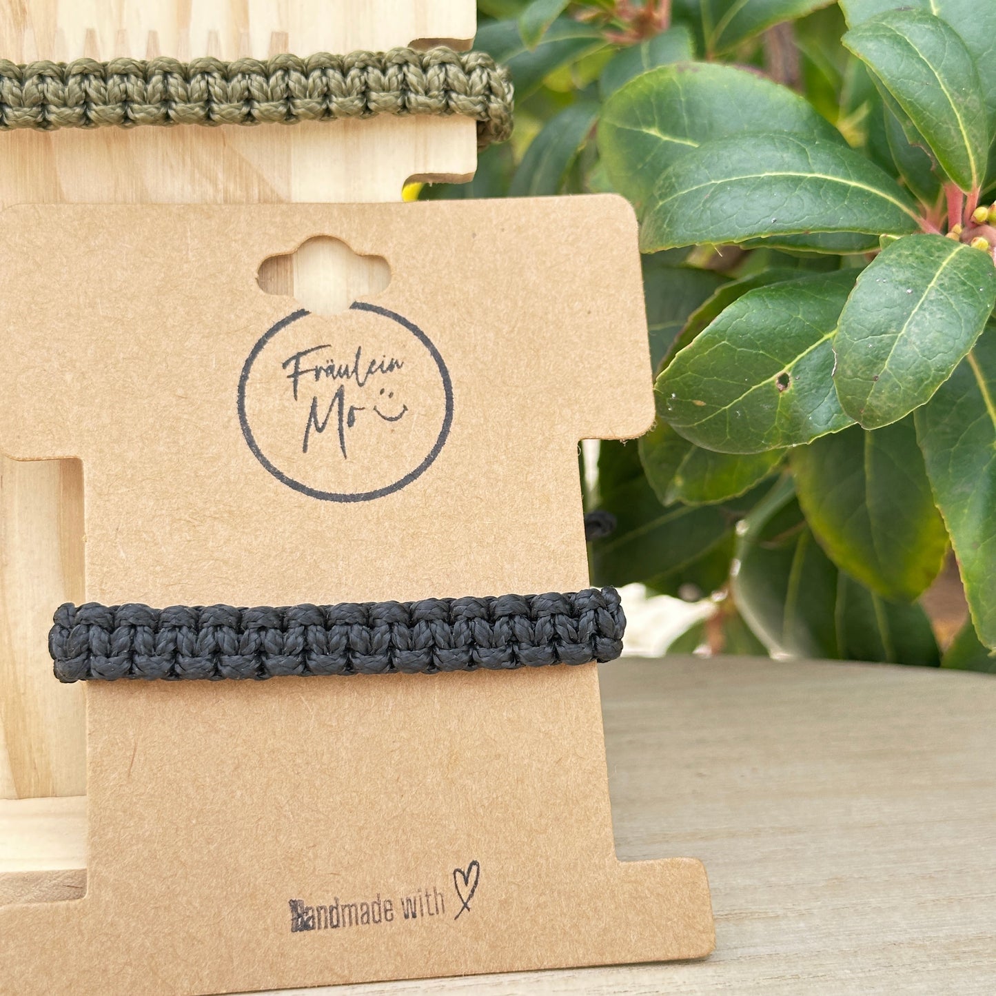 Schwarzes geknüpftes Segeltau Armband, 100% wasserfest, auf Fräulein Mo Karte.