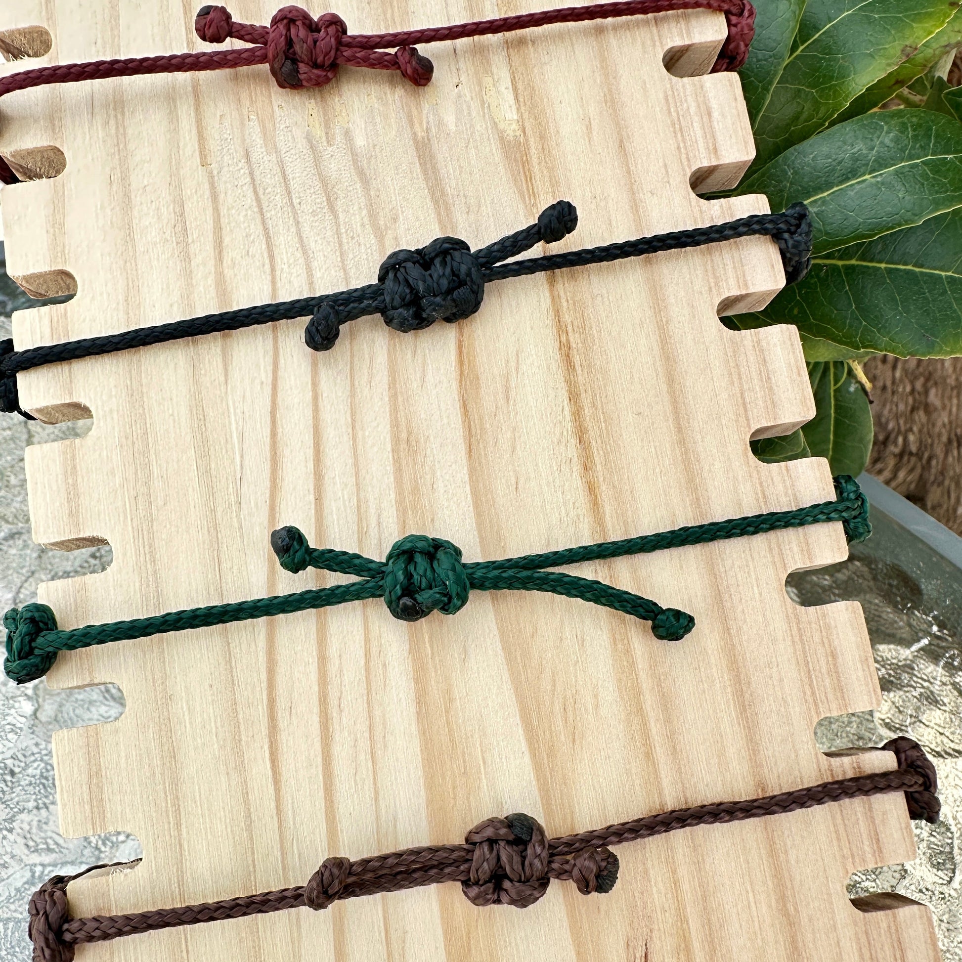 Verstellbarer Schiebeknoten Verschluss am geknüpften Segeltau Armband.