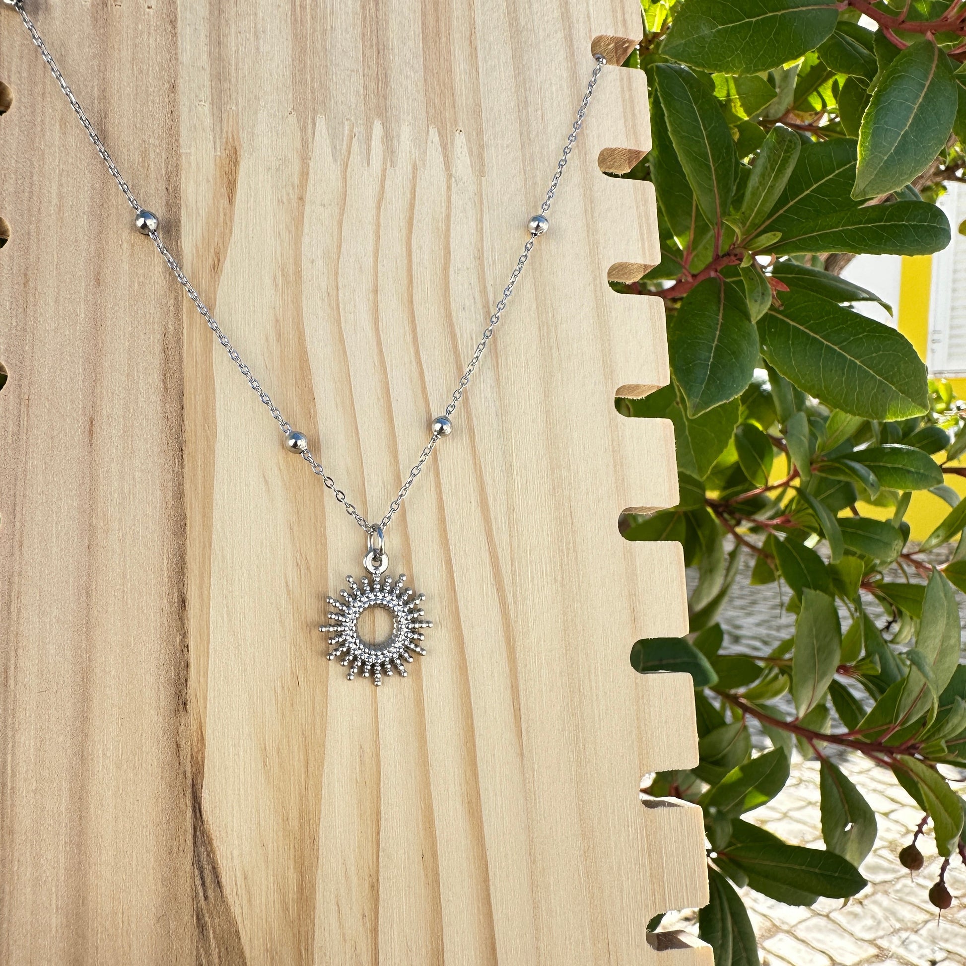 Silberne Edelstahl Kette mit rundem Sonnenanhänger und Dots