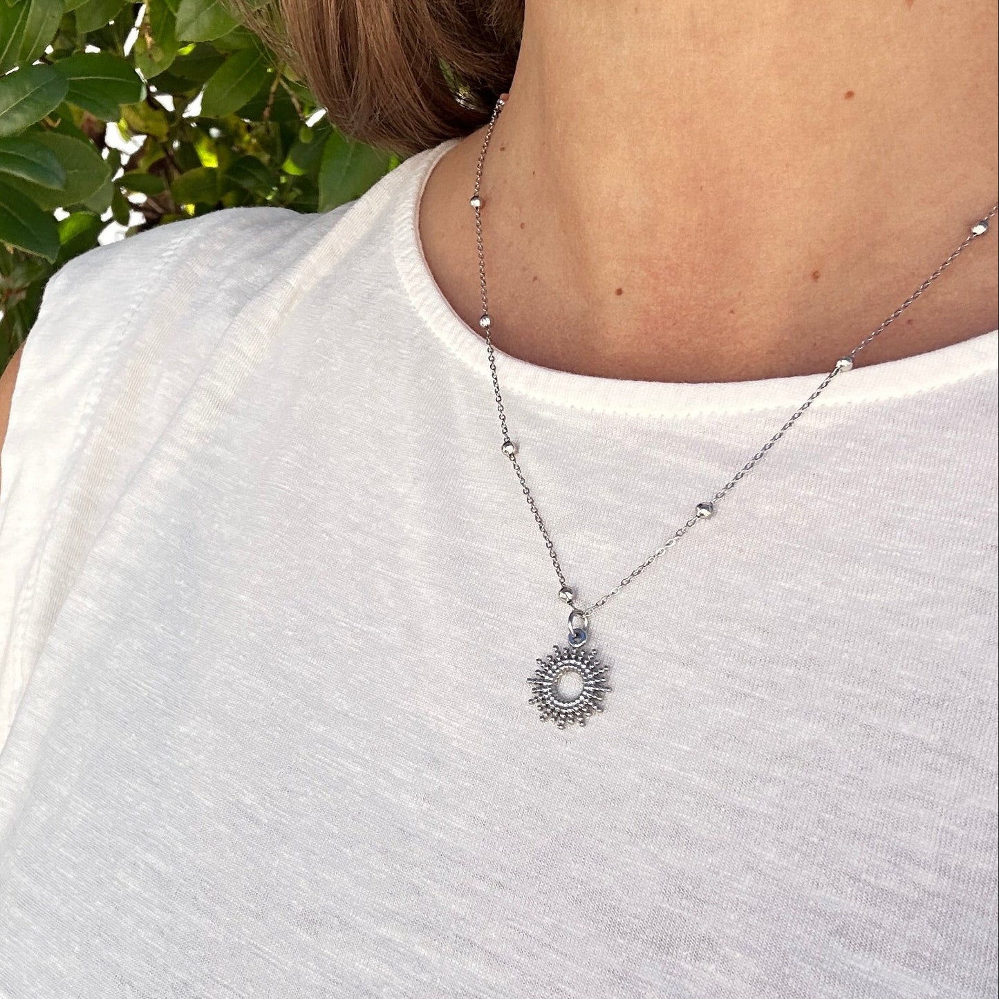 Silberne Sonnen Kette aus Edelstahl mit Kugeldetails, getragen am Hals