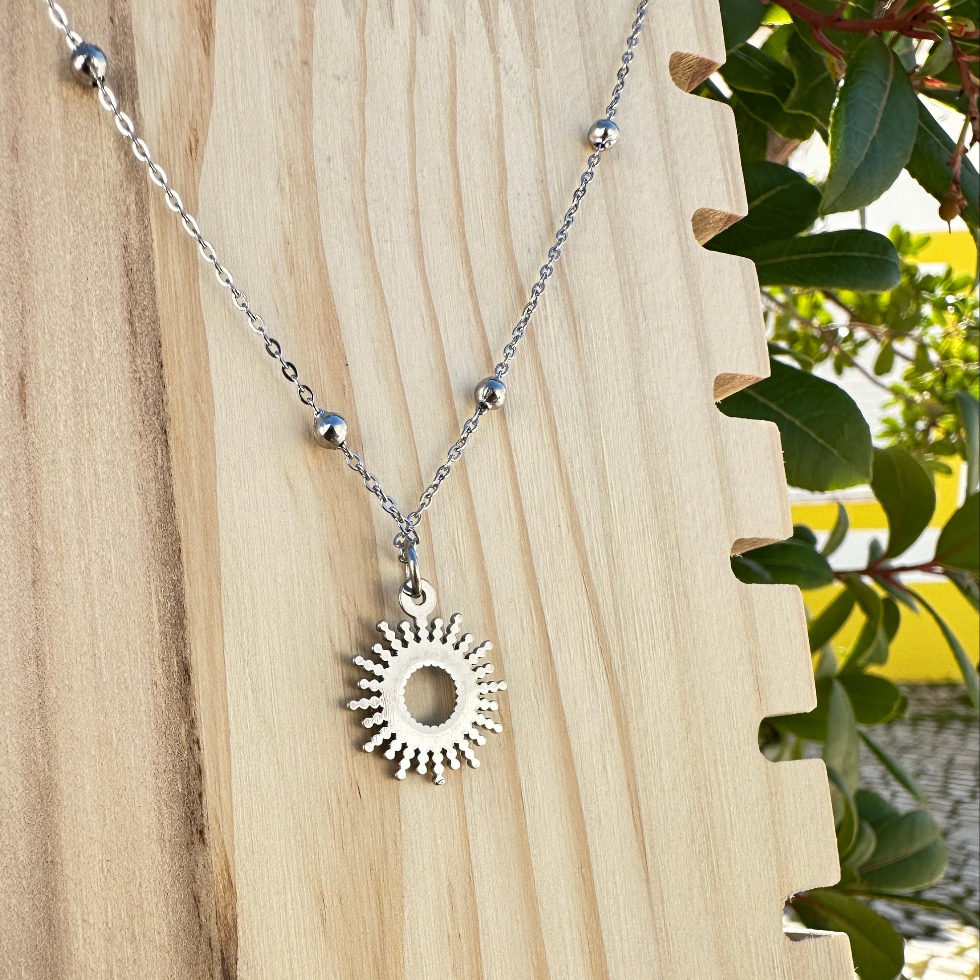 Nahaufnahme der Rückseite des Sonnenanhängers in Silber aus Edelstahl
